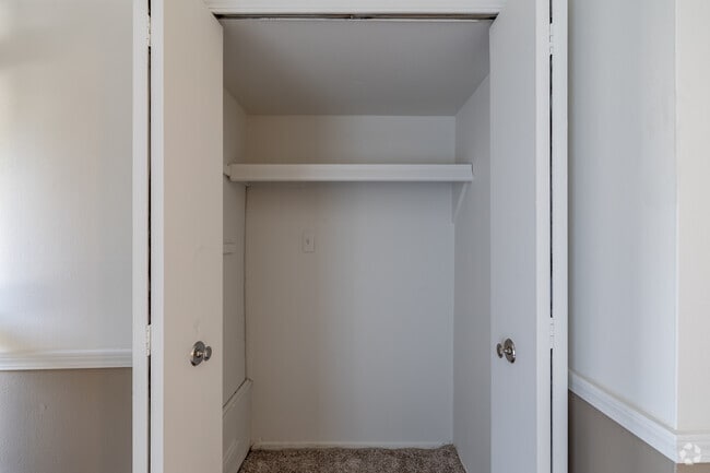 1BR, 1BA - 764SF - Closet