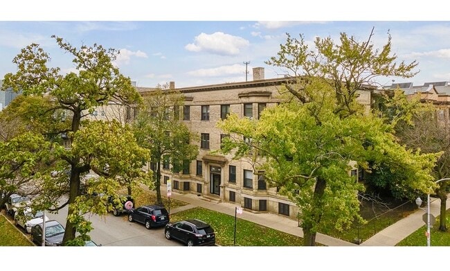 Building Photo - 923 W Waveland Ave Unit 1D