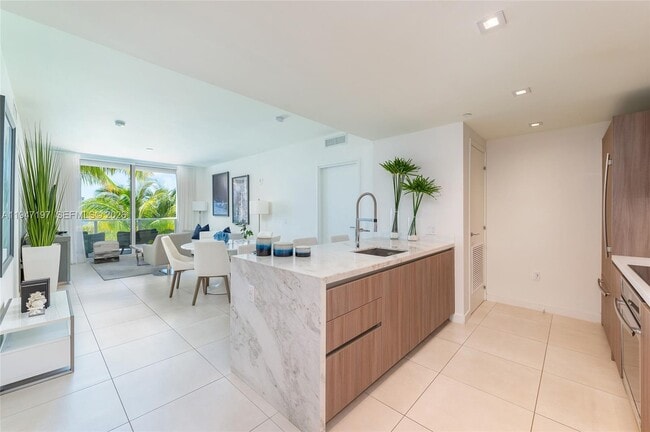 Building Photo - 401 N Birch Rd Unit 502