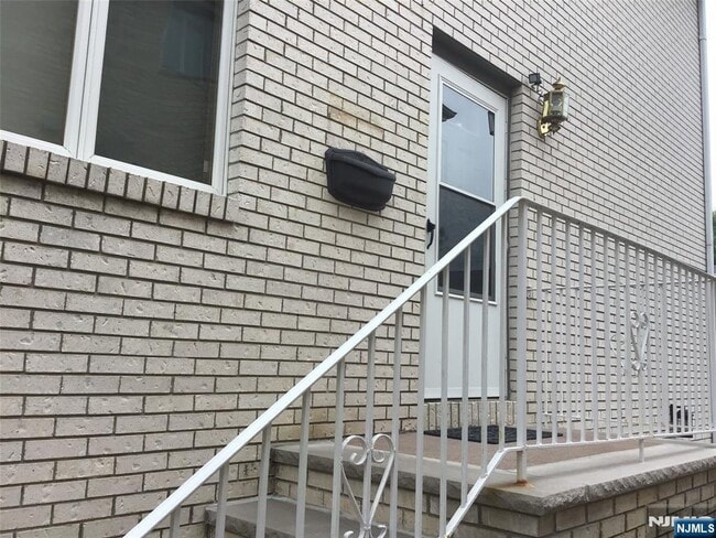 Photo - 411 Chestnut St