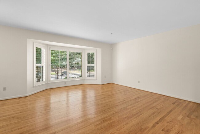 Photo - 3 Bed 3.5 Bath - Rockville Townhome - 2 Ca...