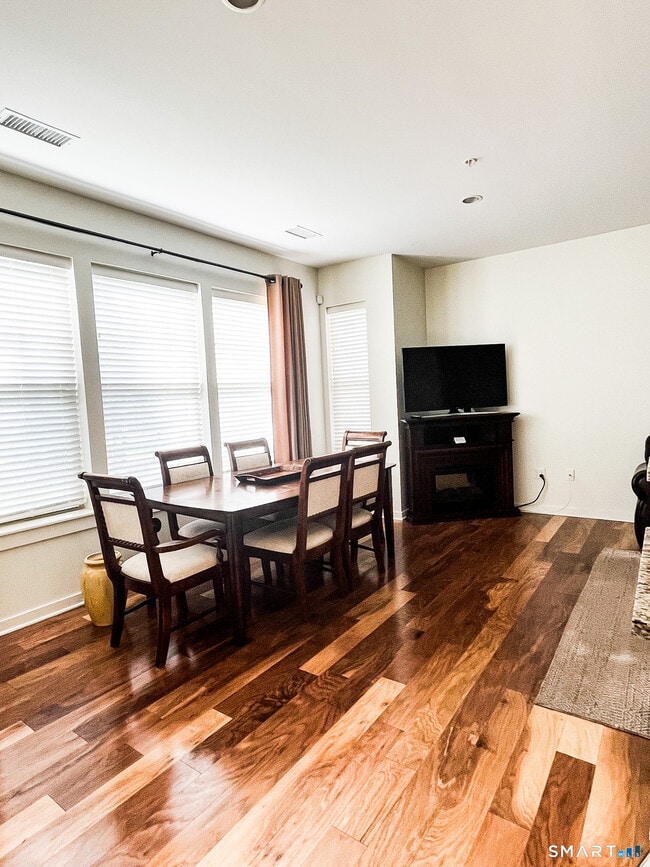 Photo - 100 Richards Ave Unidad 107