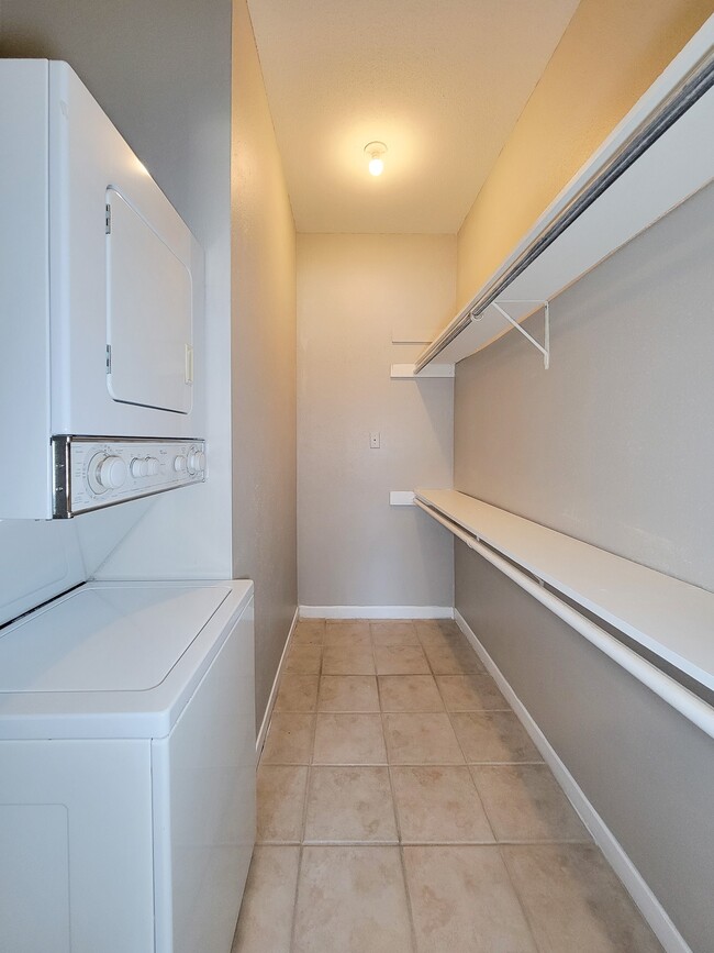 Building Photo - 4041 Drake St Unit 116