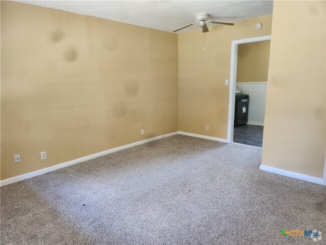 Building Photo - 207 E Johnson St Rental