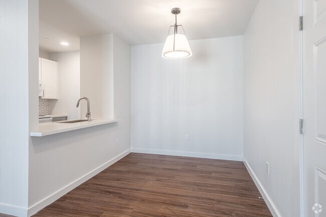 2BR, 2BA - 926SF - Renaissance at Lakeshore