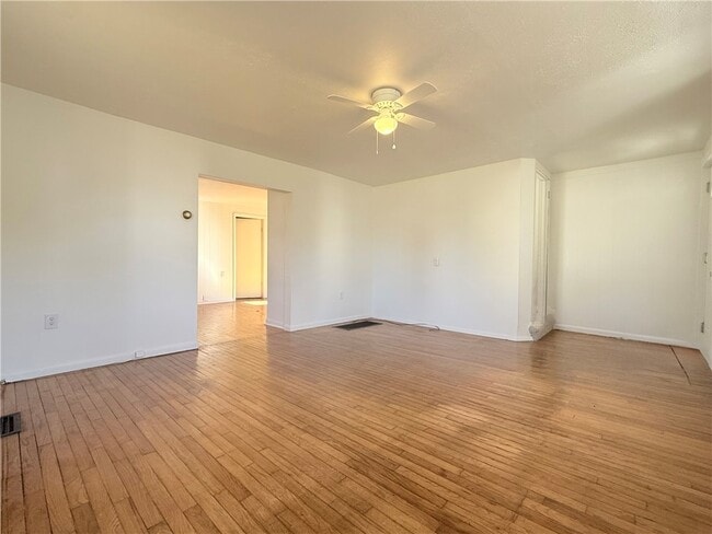 Photo - 408 Oak St