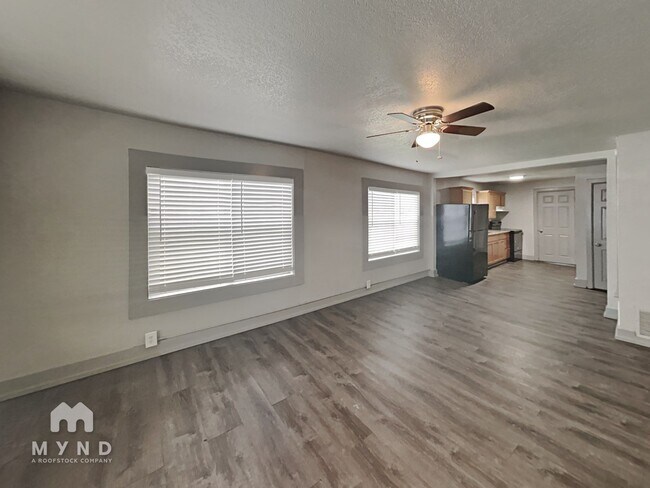 Photo - 320 N Main St