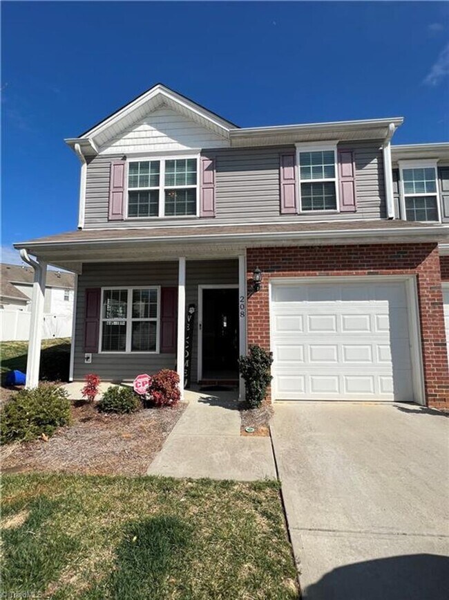 Building Photo - Fabulous 3BR 2.5BA Townhome with Community...