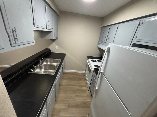 Building Photo - Fairview Apartments Unit C07