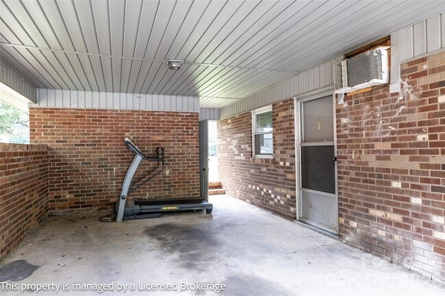 Photo - 219 Roslyn Rd