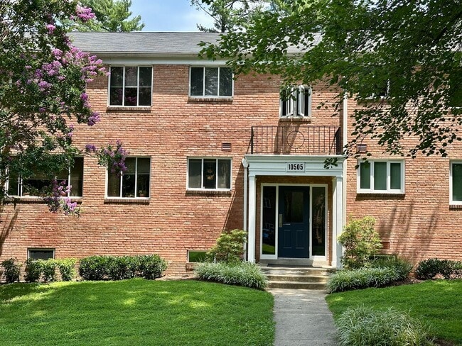 Building Photo - Light filled one-bedroom condo located in ... Unit M-201,