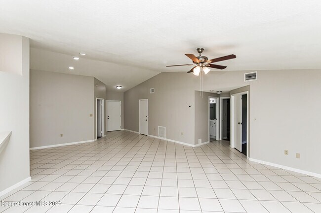 Photo - 645 Norse St NW