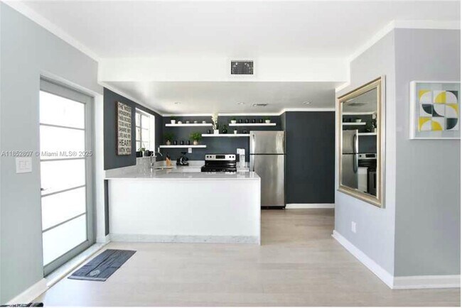 Building Photo - 1050 7th St Unit 1050-4 Rental