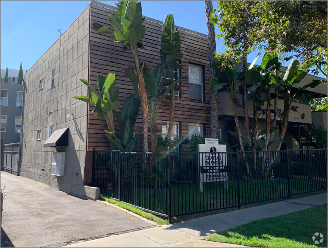 Building Photo - Chateau Sycamore Apartments