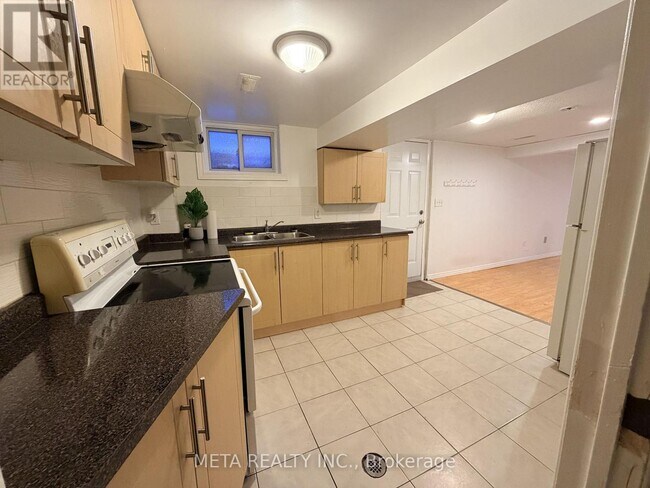 Photo - 313 Rossland Rd W