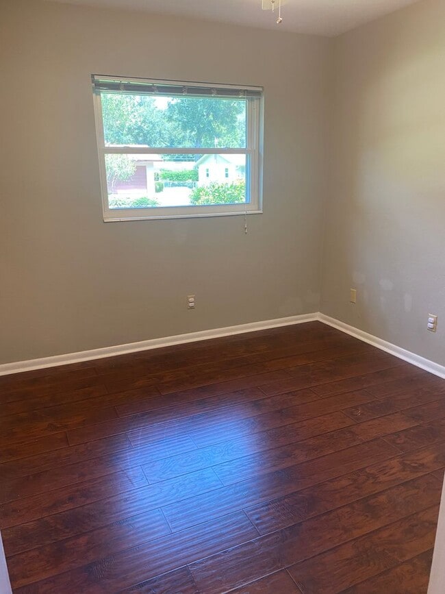 Lovely Single Family Home One Mile from Th... - Lovely Single Family Home One Mile from Th...