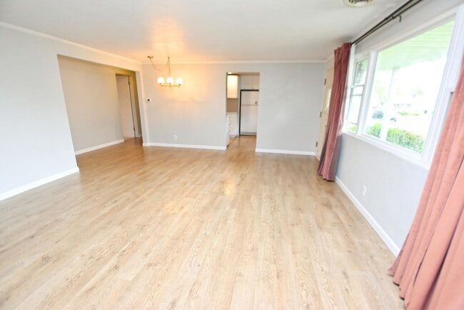 Photo - 124 N Holiday Dr