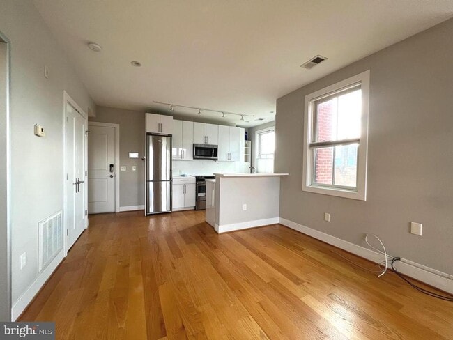 Building Photo - 1209 G St SE Unit 8