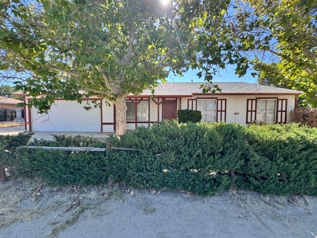 Building Photo - Remodeled 4+2 In Lake L.A. - $3000