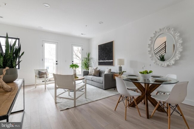 Photo - 1411 Oak St NW Unit 201