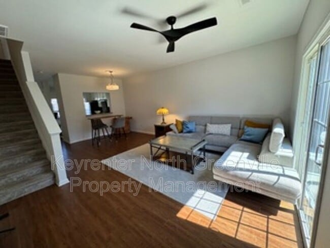 Photo - 612 Graythorn Ln