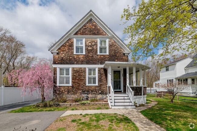 Building Photo - 44 Custer St Rental