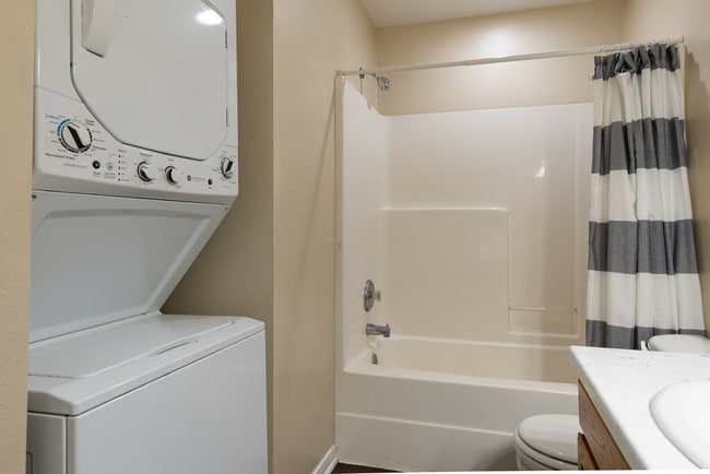 guest bath tub.jpg - Park at Walkers Landing