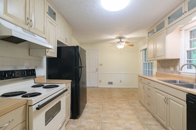 Photo - 140 Saxon Woods Dr