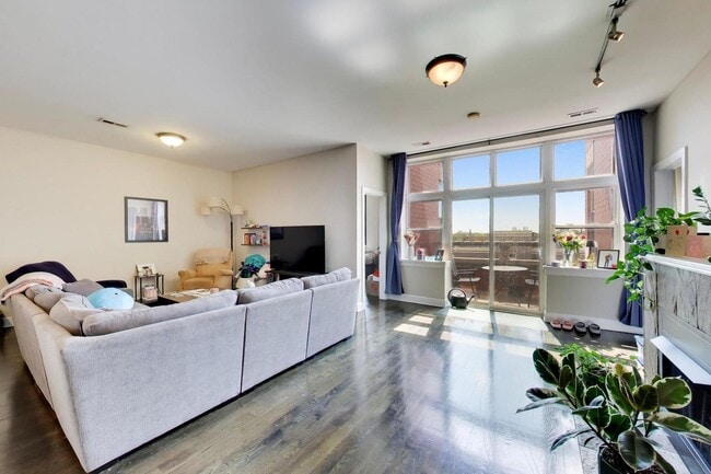 Photo - 2700 W Belmont Ave