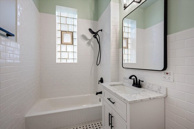 Photo - 709 W Roscoe St