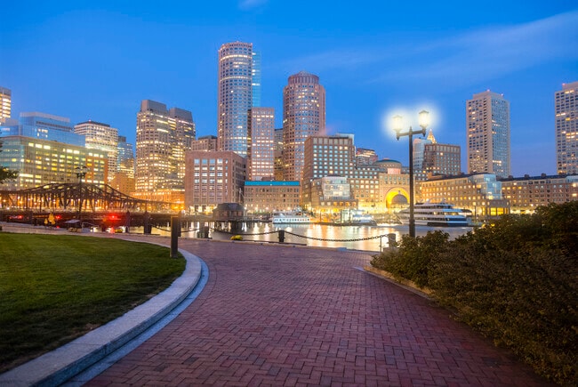 Minutes from the Harborwalk
