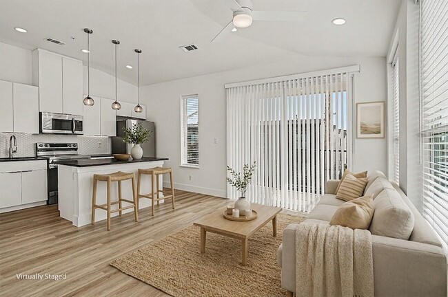 Building Photo - 2217 N Fitzhugh Ave Unit 301