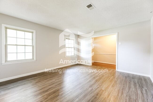 Photo - 323 Holly Dr