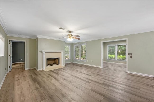Photo - 601 Abingdon Way NE