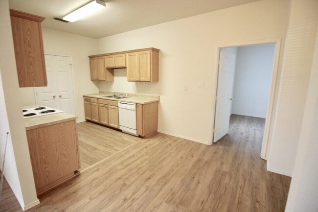 Building Photo - 112-114 Collett Court Unit 114 Collett Court