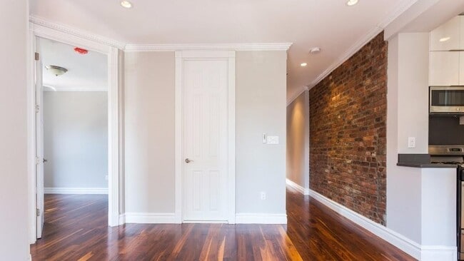 Building Photo - 1590 Lexington Ave