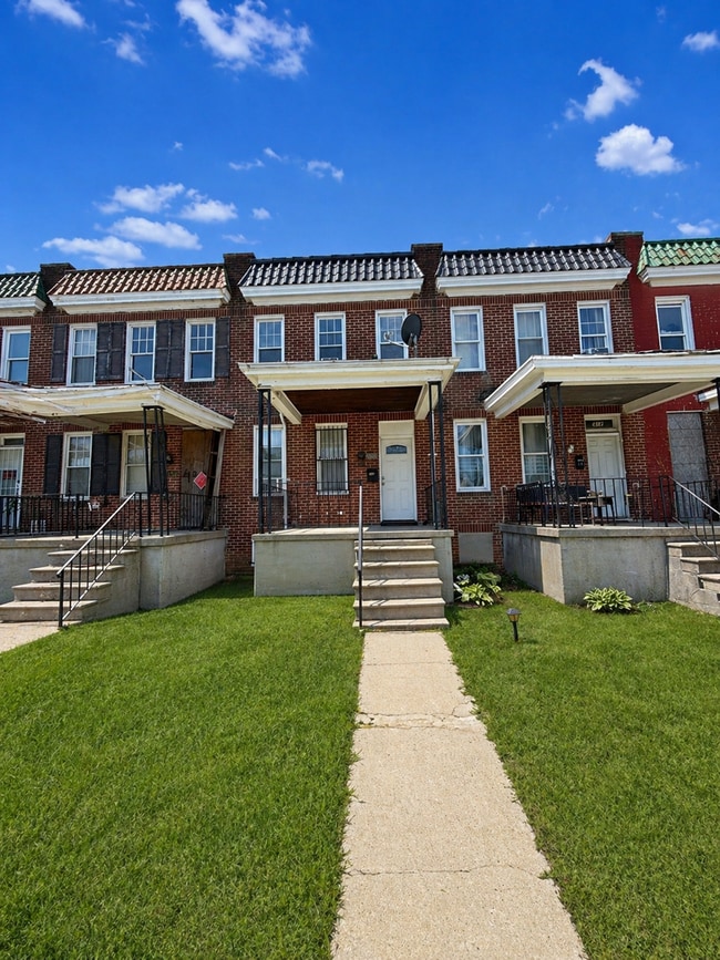 Building Photo - 3 Bedroom Home with Basement, Laundry Area & Bright Living Space