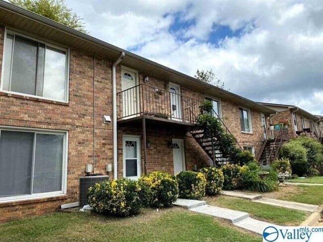 Building Photo - 2018 Hobbs Rd SE