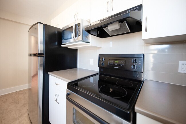 1BDR - Kitchen - 370 Stradbrook Apartment