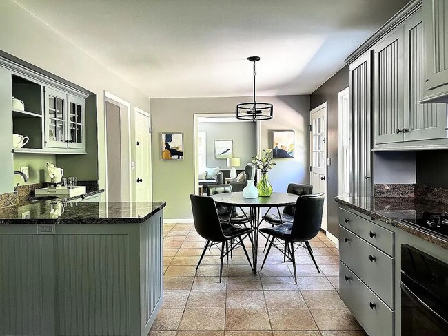 Photo - 340 Crescent Ln