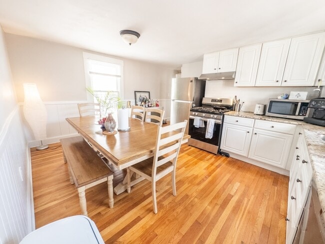 Building Photo - 68 Pleasant St Unit 2