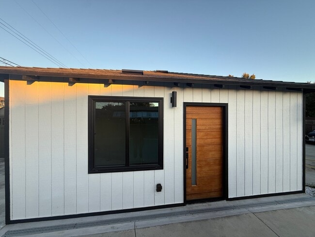 Building Photo - 1012 W Vesta St