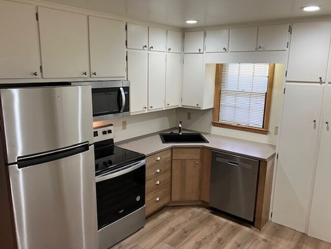 Photo - 2 bdrm, 1.5 bath duplex with flexible possession!