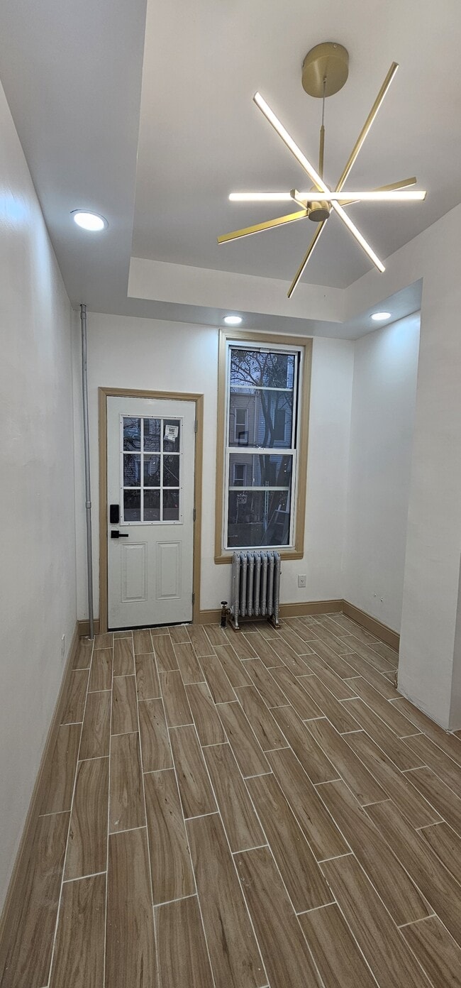 Building Photo - 70 Weirfield St