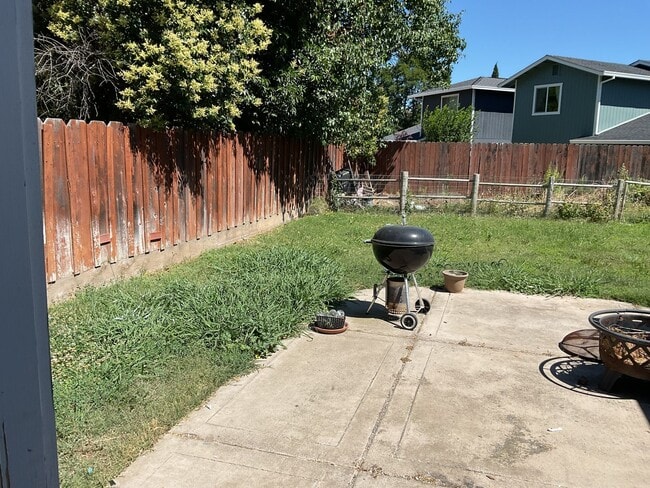 Photo - Chico 3 bed 2 bath home for rent, convenient location, neighborhood setting Garage, back yard