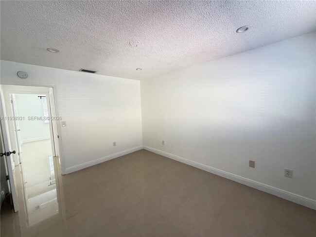 Photo - 3375 W 76th St Unidad 218