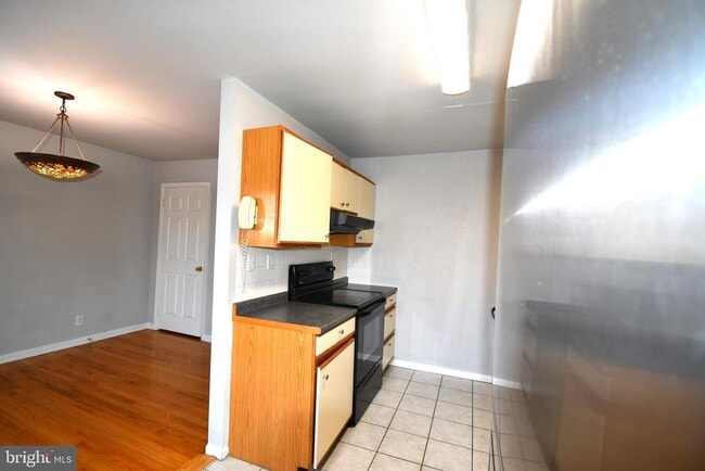 8 W Monmouth St