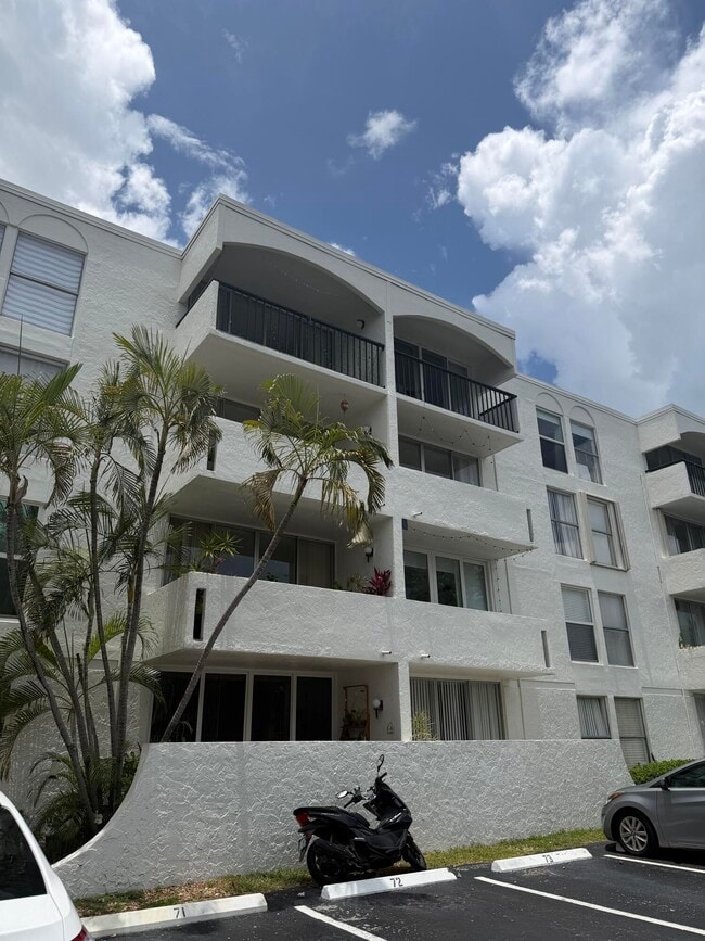 Building Photo - 2160 SW 16th St Unit 418