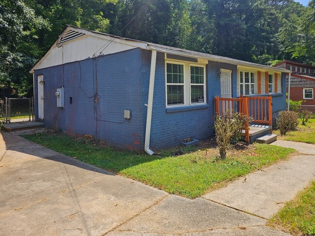 Photo - 382 Cologne Dr SE