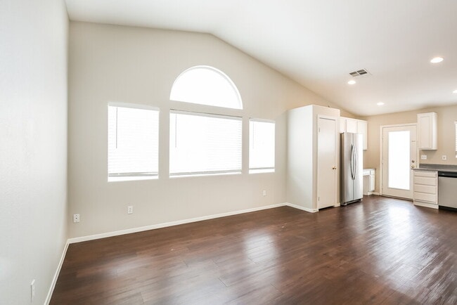 Photo - 438 River Glider Ave